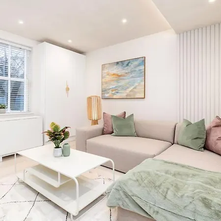 Charming Granby Flat アパート