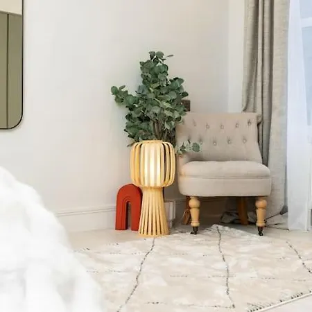 Charming Granby Flat شقة *