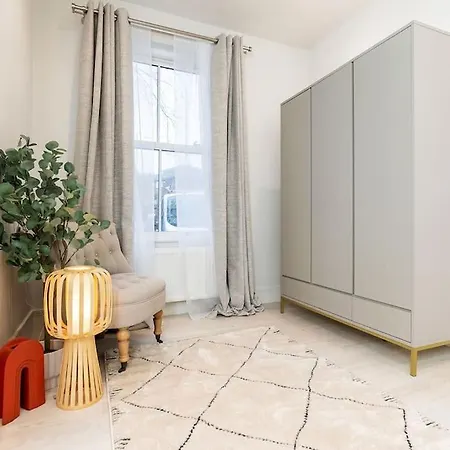 公寓 Charming Granby Flat