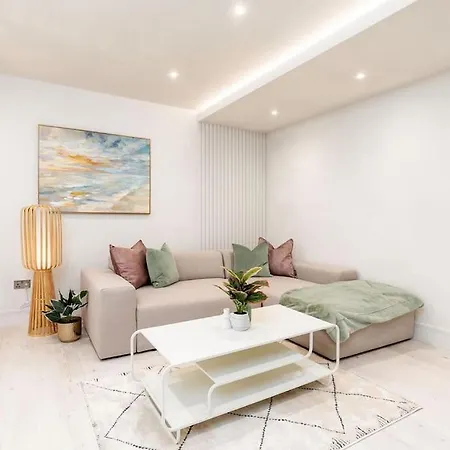 Charming Granby Flat شقة