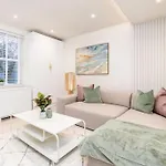 Charming Granby Flat 아파트