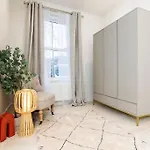 아파트 Charming Granby Flat